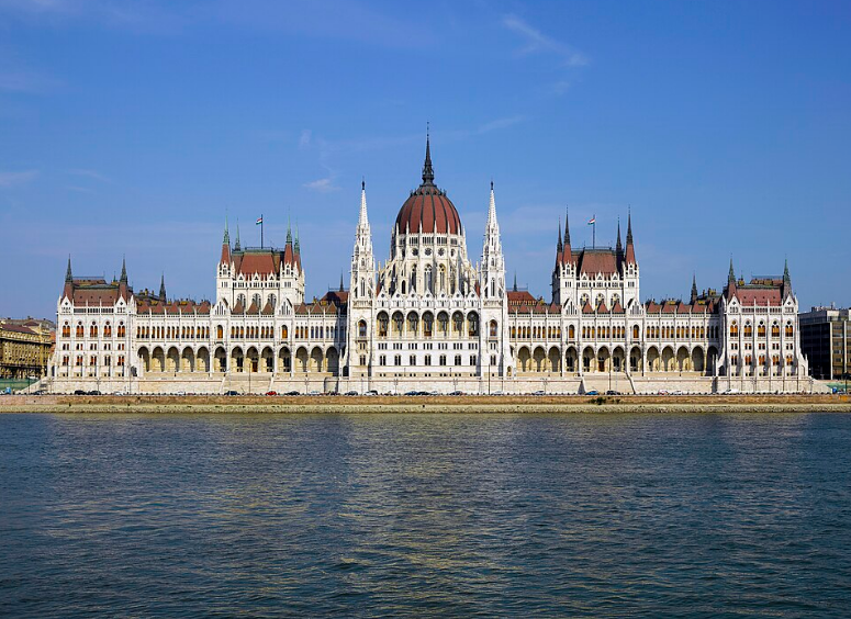 Парламент Угорщини зняв недоторканність із депутата, який критикував Орбана за розкішну дачу